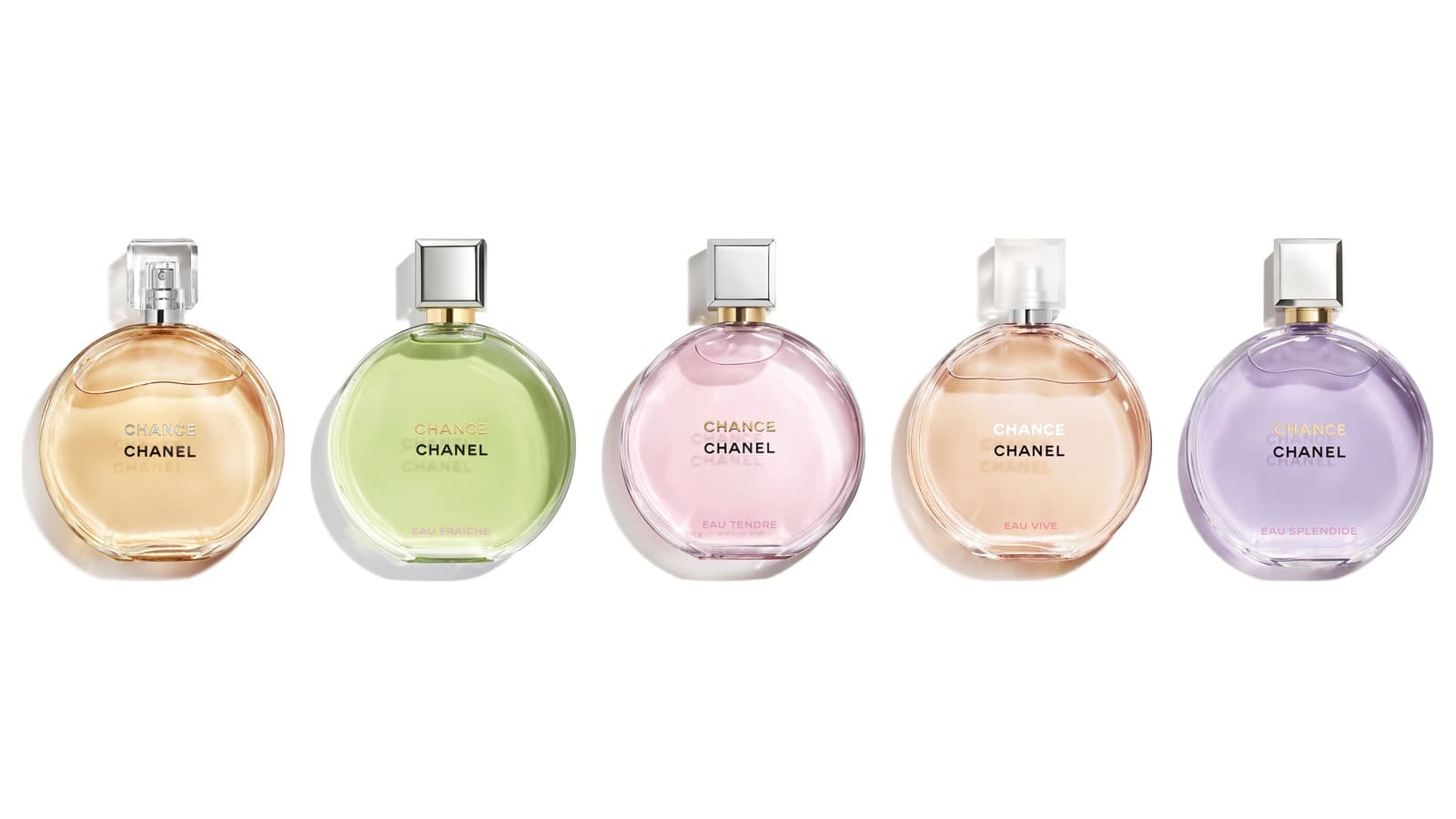 Cinq flacons Chance côte à côte sur fond blanc : l’eau de toilette, Eau Fraîche, Eau Tendre, Eau Vive et Eau Splendide.