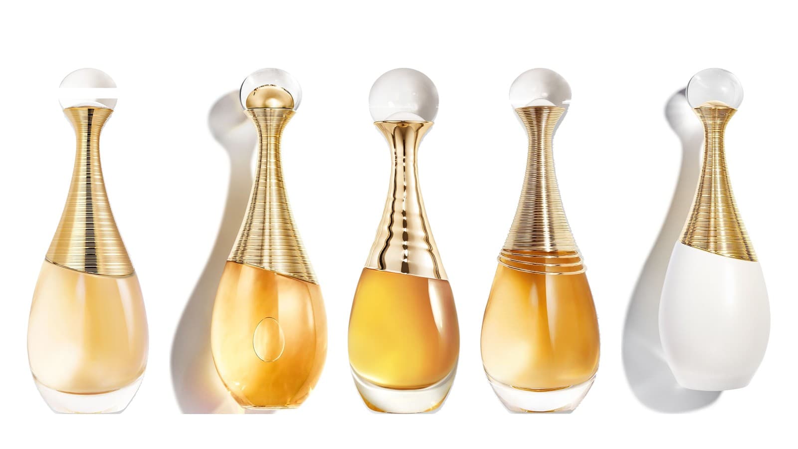 Cinq flacons J’adore côte à côte sur fond blanc : J’adore Eau de Parfum, J’adore Intense, J’adore l’Or, J’adore Infinissime et J’adore Parfum d’eau.